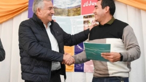 Morales entregó un subsidio para mejorar la infraestructura deportiva del club Zapla