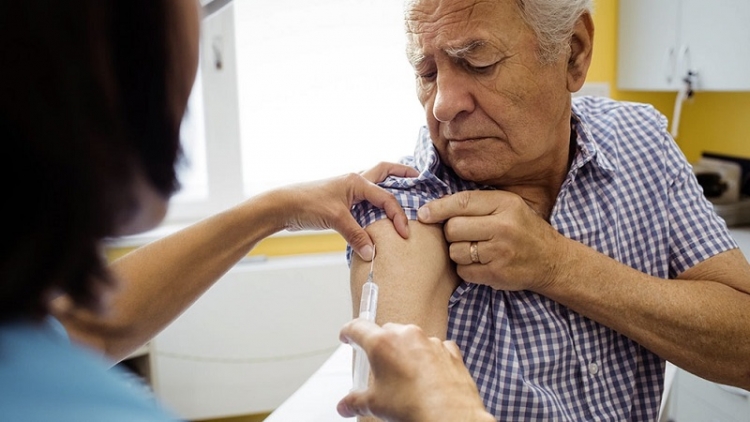 Quirós confirmó que se adelantará la vacuna antigripal