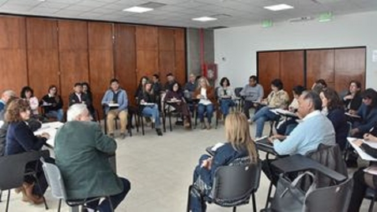 Mesa de trabajo planifica implementaci&oacute;n del ingreso a Primer A&ntilde;o