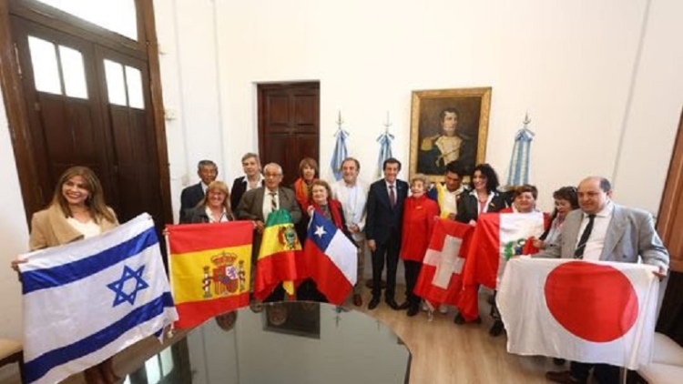 El Gobernador recibi&oacute; a las colectividades extranjeras en el D&iacute;a del Inmigrante