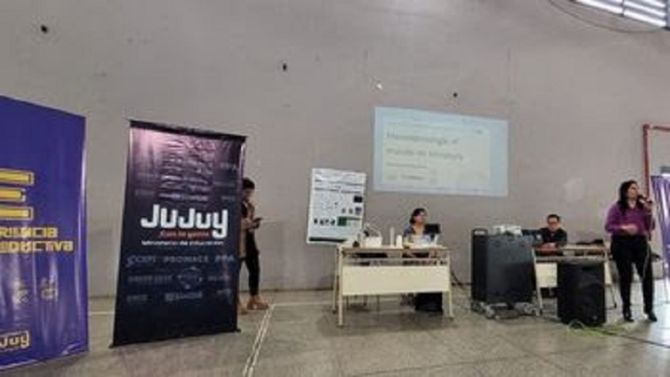 Exitosa charla en nanotecnolog&iacute;a para docentes y estudiantes de la Regi&oacute;n V