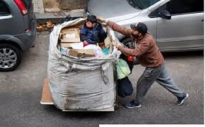 Una familia necesit&oacute; $ 939.886 en agosto para no ser pobre, inform&oacute; el Indec