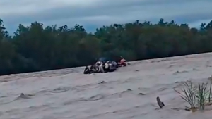 Buscan a niños y adultos desaparecidos en un gomón que se averió cruzando el río Bermejo