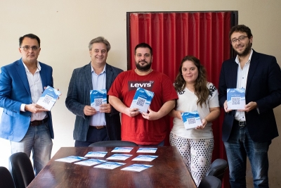Entrega de placas c&oacute;digo QR con biograf&iacute;a de los h&eacute;roes ca&iacute;dos en Malvinas de la Fuerza A&eacute;rea Argentina