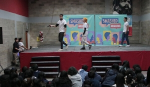 La obra teatral “Smashed” llegó a la escuela municipal