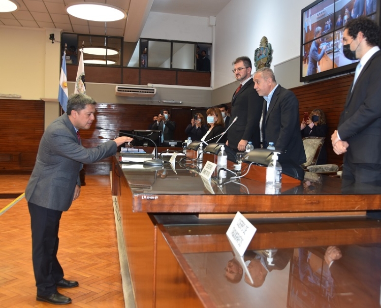La legislatura tomó juramento a Claudio Cazon