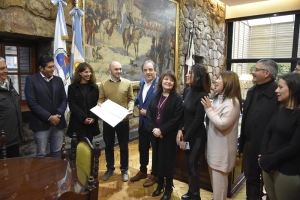 El vicegobernador Alberto Bernis hizo entrega de una declaración de interés del Parlamento del Norte Grande para el Festival Internacional de Cine de las Alturas