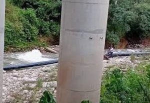 Obras de reparaci&oacute;n de un acueducto principal en San Salvador