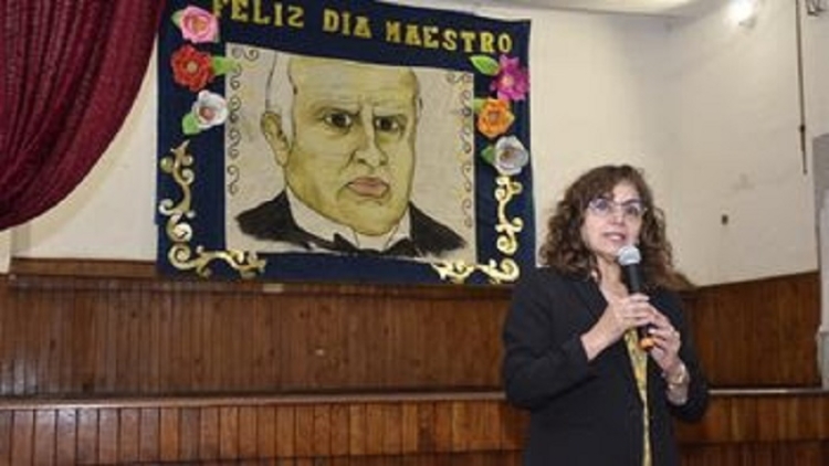Con profunda emoci&oacute;n se conmemor&oacute; el D&iacute;a del Maestro