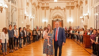 El Gobernador y Tulia Snopek homenajearon a las madres en el Salón de la Bandera