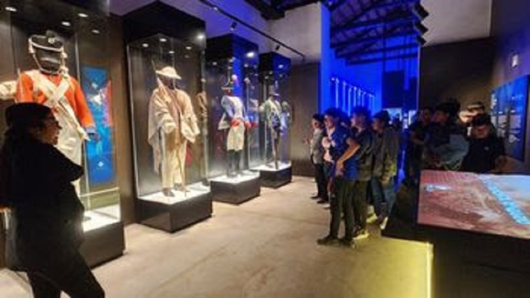 J&oacute;venes de la Puna y la Quebrada visitaron el Cabildo Hist&oacute;rico