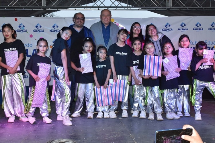 En Palpal&aacute; miles de ni&ntilde;os fueron agasajados por el municipio en el predio de las aguas danzantes