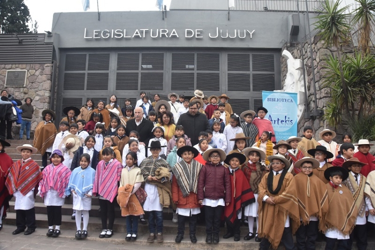 Ni&ntilde;os compartieron sus trabajos referidos al &Eacute;xodo Juje&ntilde;o en la Legislatura