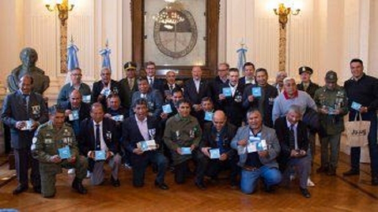 Excombatientes de Malvinas recibieron medallas antes de su viaje a Neuquén