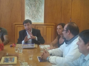 El intendente de la ciudad de Palpalá en Buenos Aires con ministros del gabinete nacional.