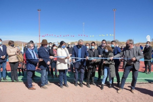 El gobernador inauguró el playón polideportivo con luces LED en Tres Cruces