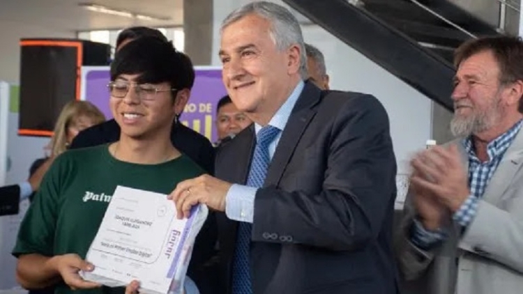 Morales entregó certificados a 220 jóvenes formados en Desarrollo Web
