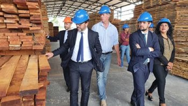 El embajador de Italia visitó el Centro Foresto Industrial de Arrayanal
