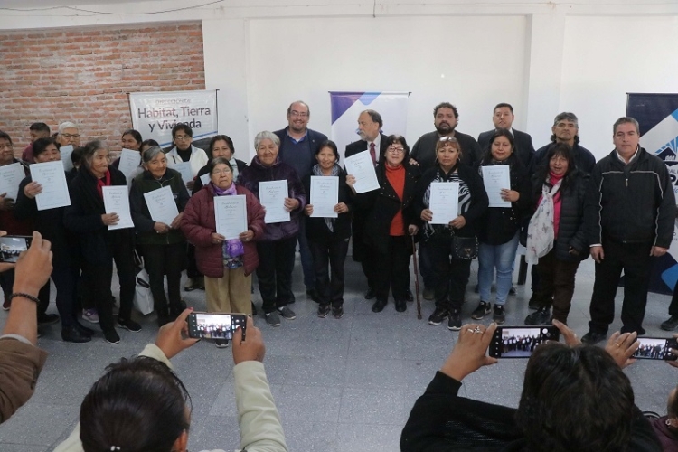 El intendente Rivarola hizo entrega de escrituras a familias del barrio general Savio