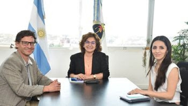 La ministra Serrano se reuni&oacute; con directivo de Ledesma