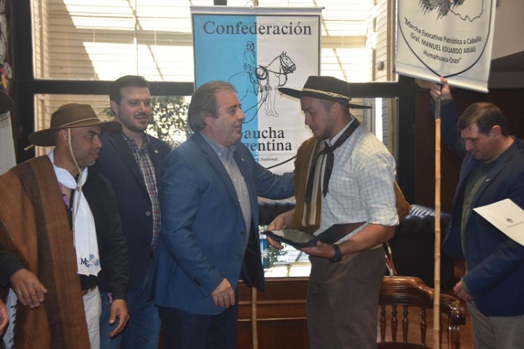 Alberto Bernis recibi&oacute; a representantes de la Marcha Patri&oacute;tica en homenaje al General Arias