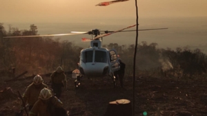 Ardua tarea para contener el incendio forestal en las Yungas