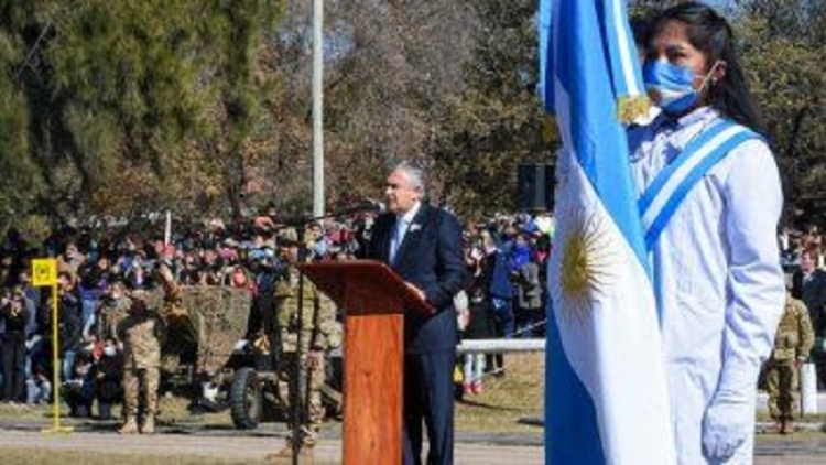 El Gobernador presidió emotivo acto de promesa y jura a la Bandera Nacional