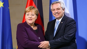 Fernández logró el apoyo de Merkel para renegociar los plazos de la deuda