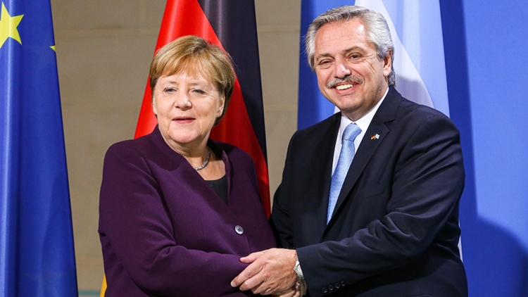 Fernández logró el apoyo de Merkel para renegociar los plazos de la deuda