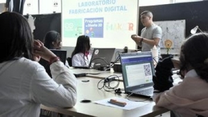 Exitosa jornada de &quot;Guardianes contra el Dengue&quot; en Conectar Lab: Más de 80 estudiantes comprometidos con la prevención