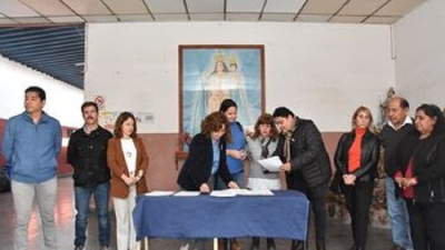 Firma de contrato de obra para la refacci&oacute;n de la Escuela N&ordm;224 de Monterrico