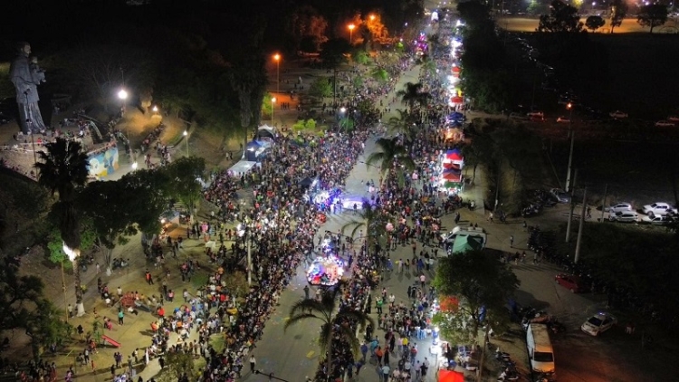 Palpal&aacute; despidi&oacute; la FNE con un espectacular desfile de carrozas con miles de familias en una noche inolvidable
