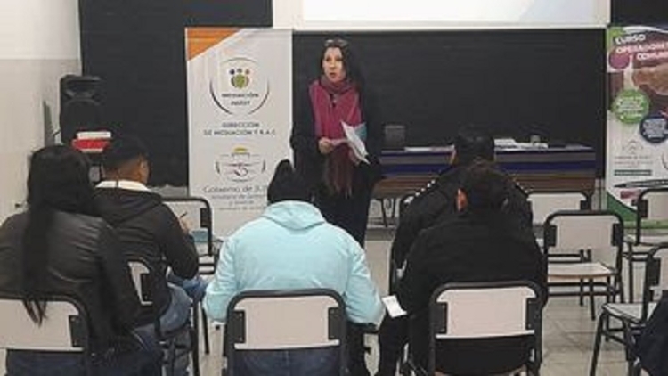 Polic&iacute;as se forman en Mediaci&oacute;n