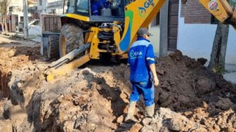 Avanzan los recambios de red y conexiones de agua potable en la ciudad capital