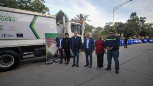Morales entregó un camión y contenedores en San Pedro