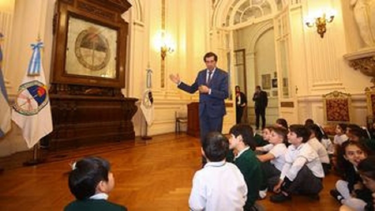 El gobernador saludó a estudiantes que hicieron su promesa a la Bandera
