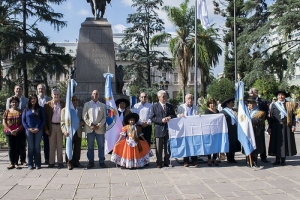 Acto en conmemoración por el 208º aniversario del primer izamiento de la Bandera Argentina