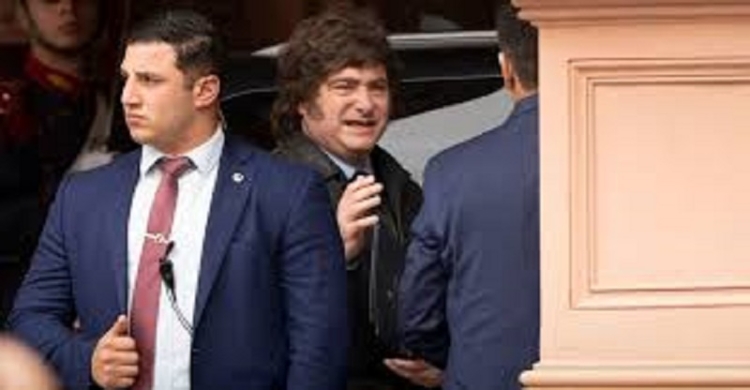 Milei comienza la semana con diputados y senadores en Casa Rosada