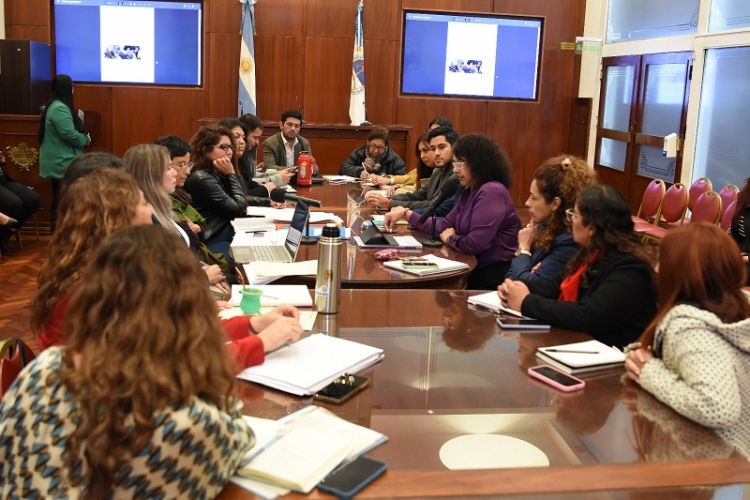 La Comisi&oacute;n de Igualdad y G&eacute;nero recibi&oacute; el informe de implementaci&oacute;n de la Ley Iara