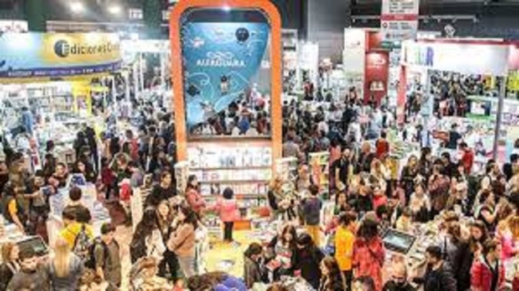 Con menos visitantes pero m&aacute;s ventas, la Feria del Libro cierra positivamente su edici&oacute;n 2023