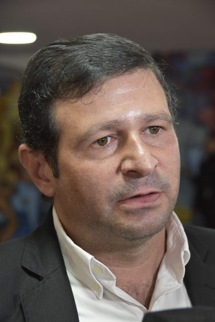 &ldquo;Ellos andan en Tesla y la gente no puede cargar nafta&rdquo;
