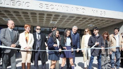 Morales inaugur&oacute; el nuevo edificio del Secundario 38 de Las Pampitas