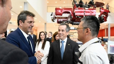 El Gobierno impulsa exportaciones automotrices en acuerdo con empresas y trabajadores