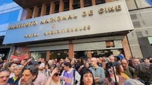 Sectores de la industria audiovisual se manifestaron frente al INCAA en rechazo al cierre de Cine Ar