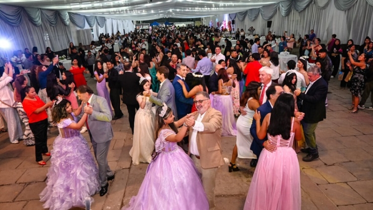 El intendente Jorge celebr&oacute; junto a m&aacute;s de 300 quincea&ntilde;eras una nueva edici&oacute;n de &ldquo;Sue&ntilde;os de Primavera&rdquo;
