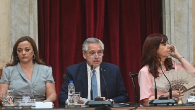 Fern&aacute;ndez critic&oacute; a la Corte y dijo que "la mejor pol&iacute;tica social es generar trabajo"