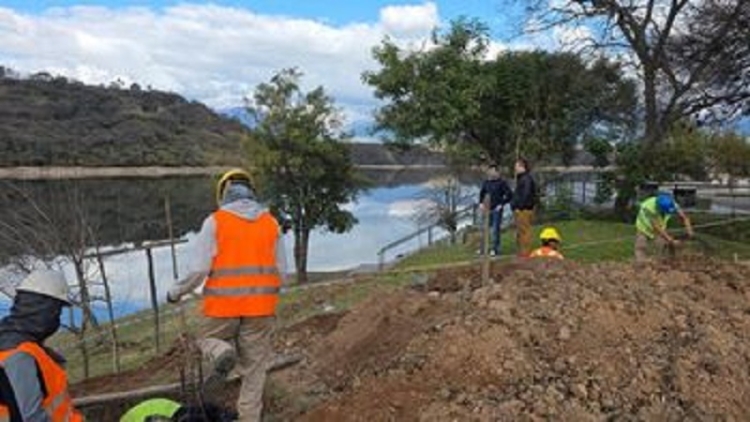 Obras para una sala de matrimonio al aire libre en el dique Los Alisos