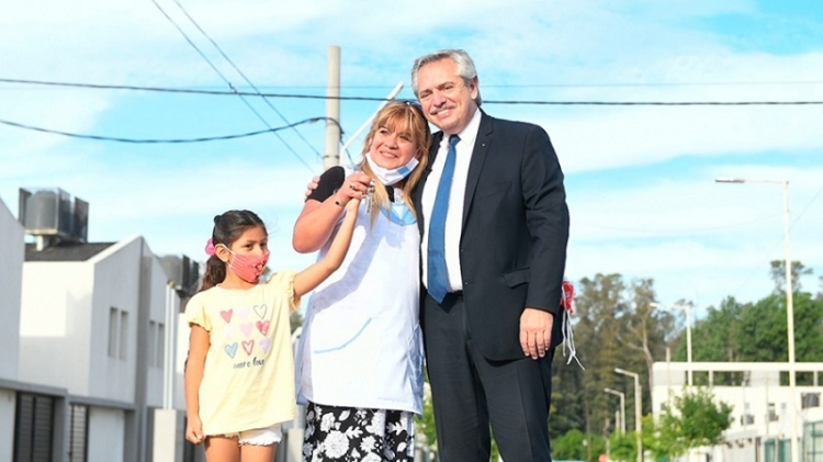 Alberto Fern&aacute;ndez entreg&oacute; la vivienda 30 mil de su gesti&oacute;n