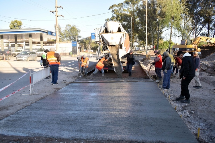 La gestión del intendente Rivarola transforma la ciudad con pavimento y accesos renovados