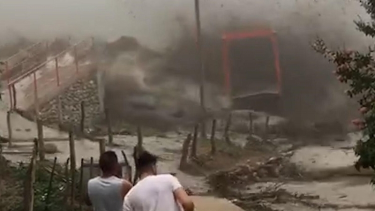 Un alud arras&oacute; un puente peatonal en Catamarca y dej&oacute; aislada una localidad